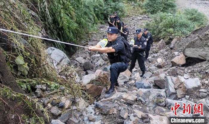 救援人員正在前往受災現(xiàn)場開展救援工作。　四川應急供圖