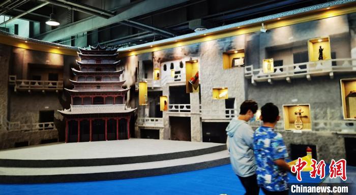 本次敦煌文博會(huì)還借助科技手段，復(fù)原“藏經(jīng)洞”場景，將莫高窟“搬進(jìn)”展廳。　丁思 攝