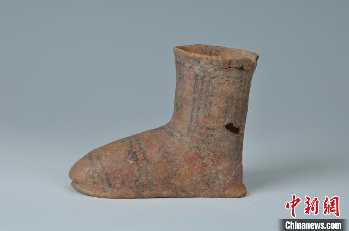 彩陶靴。青海省博物館供圖
