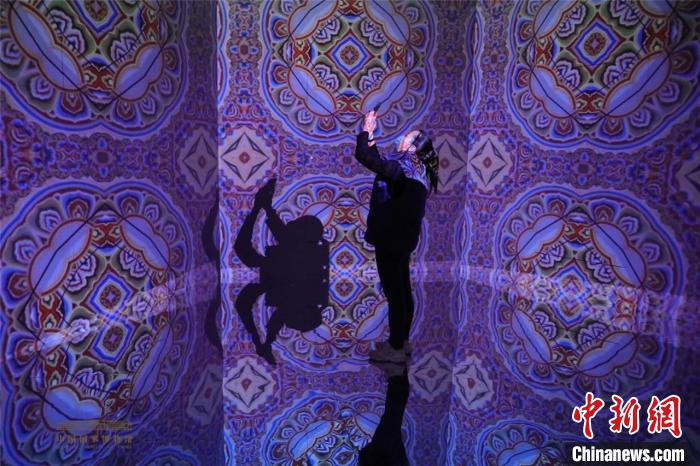 取材于服裝紋飾的“華紋錦繡”互動(dòng)萬花筒是拍照圣地 余冠辰 攝