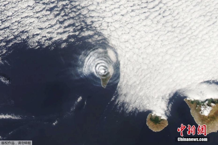 持續(xù)噴發(fā)！西班牙火山口附近出現同心云
