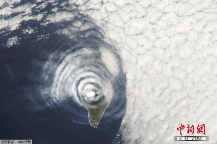 持續(xù)噴發(fā)！西班牙火山口附近出現同心云