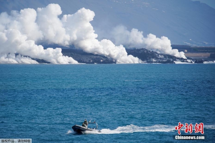 持續(xù)噴發(fā)！西班牙火山口附近出現同心云