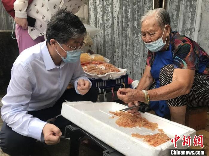 香港中聯(lián)辦副主任羅永綱詢問海味銷售情況?！∠愀壑新?lián)辦供圖