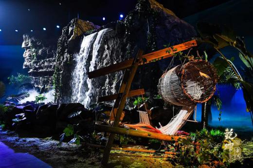 圖展山河盛景，服飾乾坤方儀――熊英|乾坤？方儀2022SS中國國際時裝周開幕大秀震撼上演