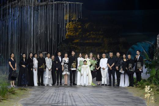 圖展山河盛景，服飾乾坤方儀――熊英|乾坤？方儀2022SS中國國際時裝周開幕大秀震撼上演