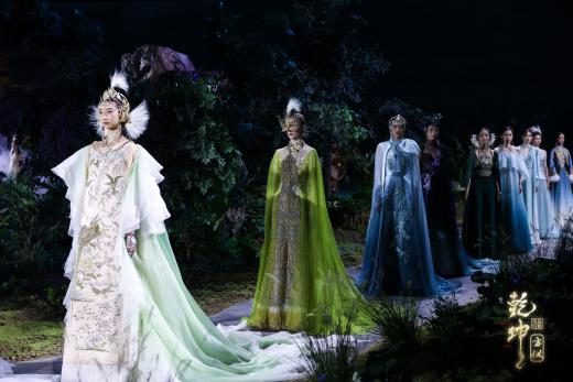 圖展山河盛景，服飾乾坤方儀――熊英|乾坤？方儀2022SS中國國際時裝周開幕大秀震撼上演