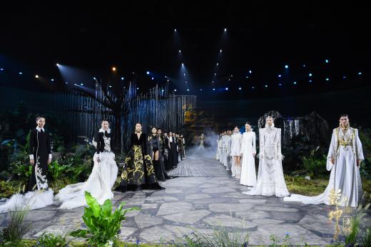 圖展山河盛景，服飾乾坤方儀――熊英|乾坤？方儀2022SS中國國際時裝周開幕大秀震撼上演