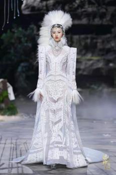 圖展山河盛景，服飾乾坤方儀――熊英|乾坤？方儀2022SS中國國際時裝周開幕大秀震撼上演