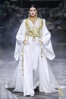 圖展山河盛景，服飾乾坤方儀――熊英|乾坤？方儀2022SS中國國際時裝周開幕大秀震撼上演