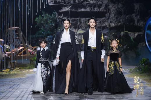 圖展山河盛景，服飾乾坤方儀――熊英|乾坤？方儀2022SS中國國際時裝周開幕大秀震撼上演