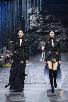 圖展山河盛景，服飾乾坤方儀――熊英|乾坤？方儀2022SS中國國際時裝周開幕大秀震撼上演