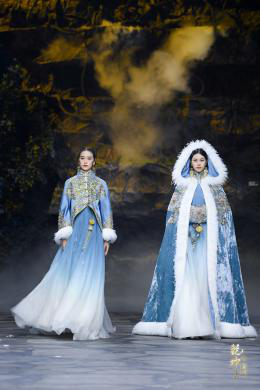 圖展山河盛景，服飾乾坤方儀――熊英|乾坤？方儀2022SS中國國際時裝周開幕大秀震撼上演