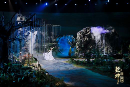 圖展山河盛景，服飾乾坤方儀――熊英|乾坤？方儀2022SS中國國際時裝周開幕大秀震撼上演