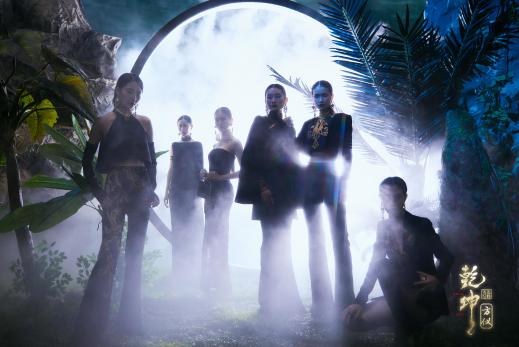 圖展山河盛景，服飾乾坤方儀――熊英|乾坤？方儀2022SS中國國際時裝周開幕大秀震撼上演