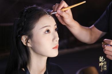 圖展山河盛景，服飾乾坤方儀――熊英|乾坤？方儀2022SS中國國際時裝周開幕大秀震撼上演