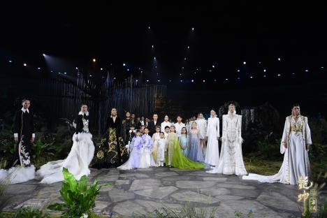 圖展山河盛景，服飾乾坤方儀――熊英|乾坤？方儀2022SS中國國際時裝周開幕大秀震撼上演