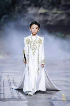 圖展山河盛景，服飾乾坤方儀――熊英|乾坤？方儀2022SS中國國際時裝周開幕大秀震撼上演