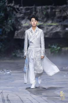 圖展山河盛景，服飾乾坤方儀――熊英|乾坤？方儀2022SS中國國際時裝周開幕大秀震撼上演