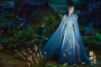 圖展山河盛景，服飾乾坤方儀――熊英|乾坤？方儀2022SS中國國際時裝周開幕大秀震撼上演