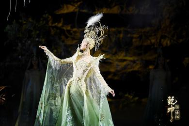 圖展山河盛景，服飾乾坤方儀――熊英|乾坤？方儀2022SS中國國際時裝周開幕大秀震撼上演