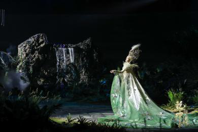 圖展山河盛景，服飾乾坤方儀――熊英|乾坤？方儀2022SS中國國際時裝周開幕大秀震撼上演