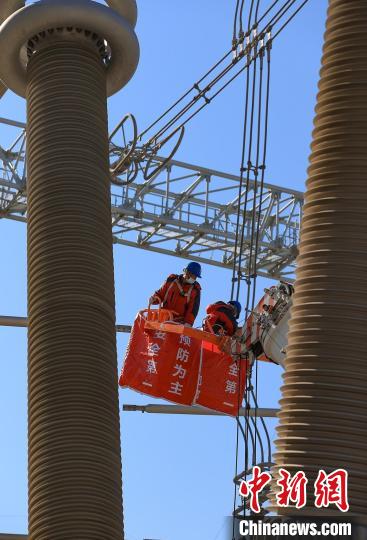 檢修人員在昌吉換流站第三大組交流濾波器場檢修設備?！埨?攝