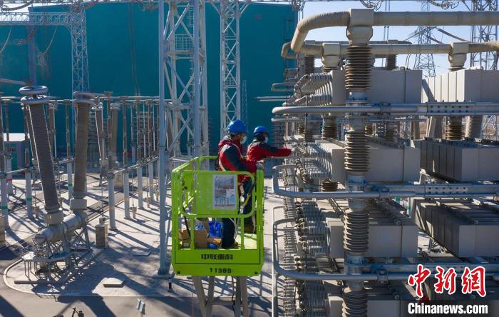 檢修人員在昌吉換流站檢修設備?！埨?攝