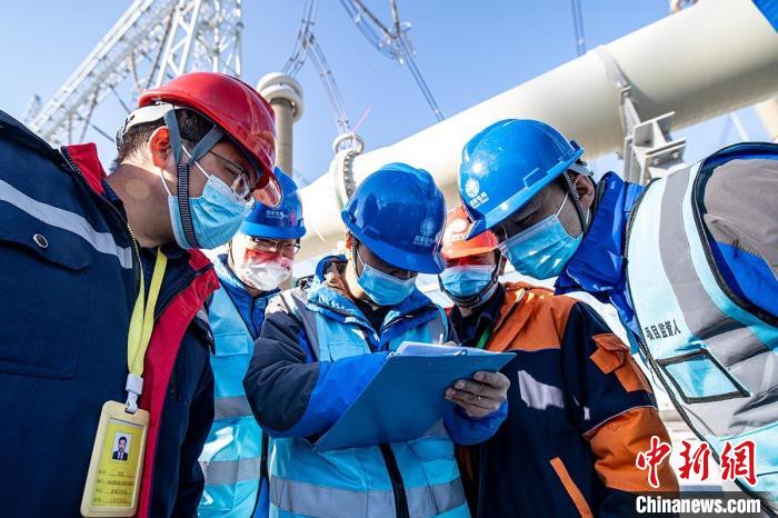 國網(wǎng)新疆檢修公司檢修人員在昌吉換流站內(nèi)開展安全交底確認簽字?！≈軞g 攝