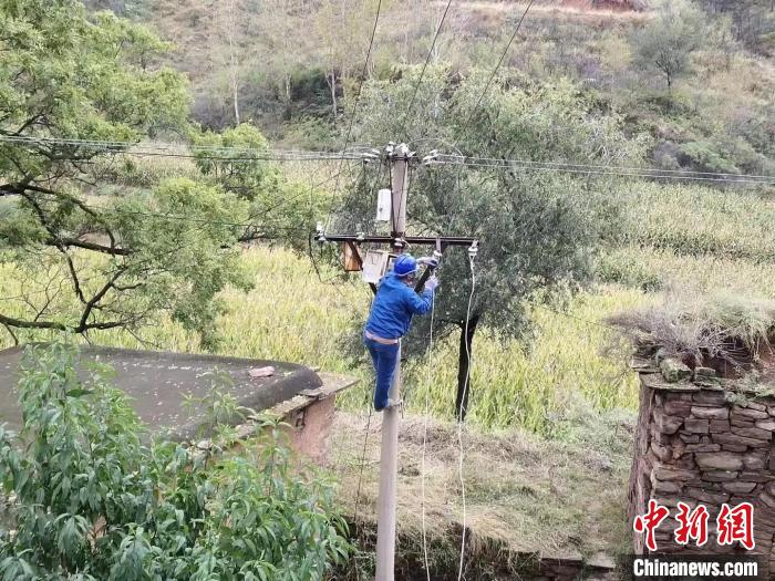 甘魚村搶修現(xiàn)場?！⊥踬F東 攝