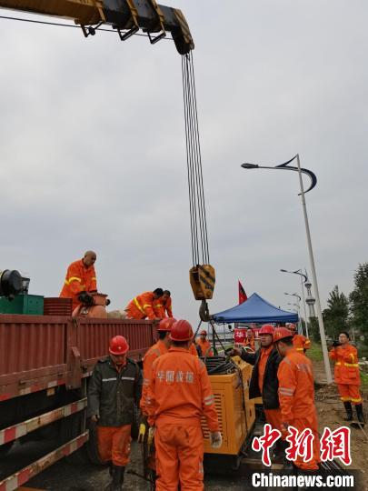 救援人員卸運(yùn)各類(lèi)設(shè)備。　華陽(yáng)集團(tuán)供圖
