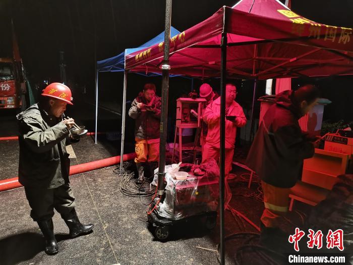 救援隊(duì)員夜間簡(jiǎn)易就餐?！∪A陽(yáng)集團(tuán)供圖