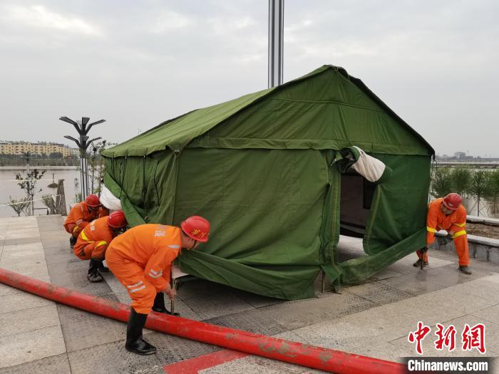 救援人員現(xiàn)場(chǎng)作業(yè)。　華陽(yáng)集團(tuán)供圖