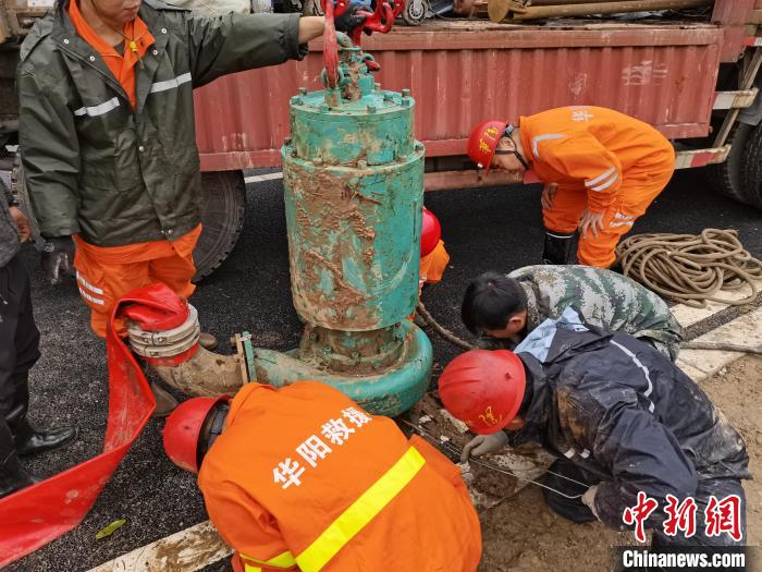 華陽(yáng)救援隊(duì)員檢驗(yàn)設(shè)備?！∪A陽(yáng)集團(tuán)供圖