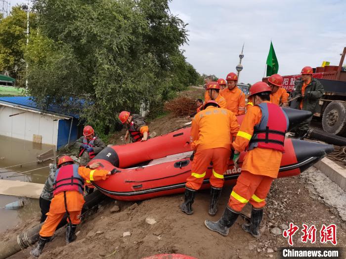 圖為搶險(xiǎn)現(xiàn)場(chǎng)作業(yè)?！∪A陽(yáng)集團(tuán)供圖