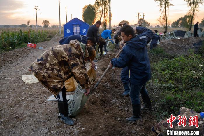 洪水倒灌義安鎮(zhèn)桑柳樹村，當?shù)卮迕裰谭篮椤！№f亮 攝