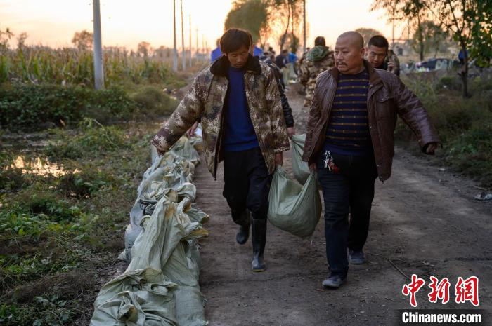 洪水倒灌義安鎮(zhèn)桑柳樹村，當?shù)卮迕裰谭篮椤！№f亮 攝