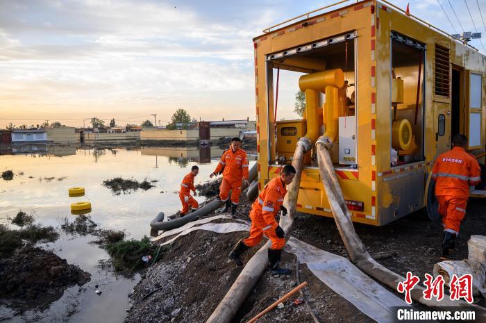 洪水倒灌義安鎮(zhèn)桑柳樹村，救援人員使用大型設(shè)備排洪?！№f亮 攝