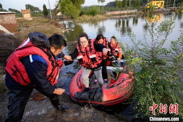 救援人員將受災(zāi)民眾轉(zhuǎn)移至安全地帶?！№f亮 攝