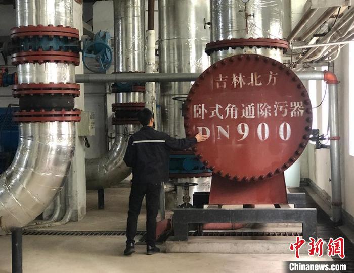 工作人員檢查供熱設(shè)備?！」?攝