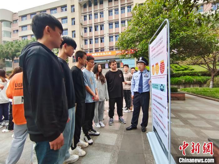 重慶市公安局九龍坡區(qū)分局近日組織多個單位，在校園內(nèi)開展“網(wǎng)絡(luò)安全進(jìn)校園”活動。　重慶市公安局九龍坡區(qū)分局 攝