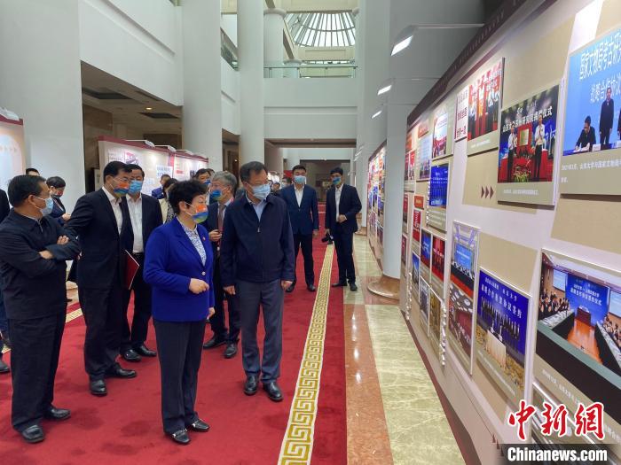 開(kāi)幕式后，與會(huì)人員參觀山東大學(xué)社會(huì)服務(wù)成就展?！五?攝