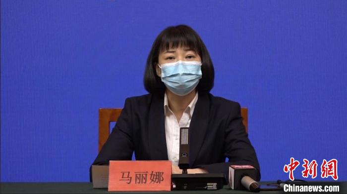 烏魯木齊市頭屯河區(qū)副區(qū)長馬麗娜稱，將全力以赴做好疫情防控工作，堅(jiān)決防止疫情蔓延擴(kuò)散?！≮w雅敏 攝