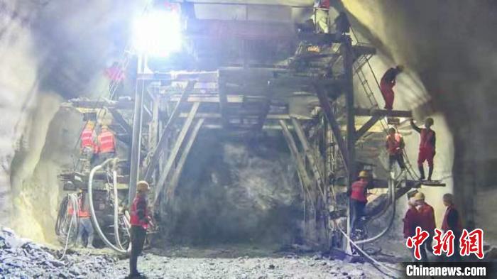 中鐵六局太原公司克服困難，正洞突破月最高進尺258米，斜井單月進尺190米的紀錄?！⊥瘋?攝
