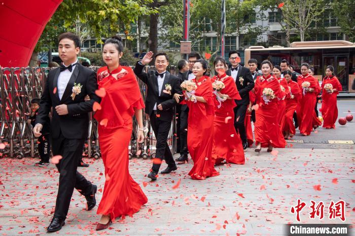 圖為走下雙層公交婚車，新人們步入儀式現(xiàn)場(chǎng)?！⊥跬?攝