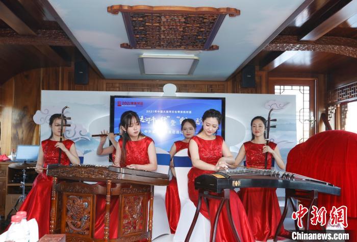 民樂團(tuán)在行走于運河上的一艘畫舫內(nèi)演奏?！?lt;a target='_blank' href='http://www.chinanews.com/'>中新社</a>記者 盛佳鵬 攝