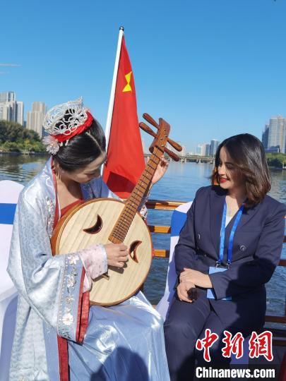 迪拜中阿衛(wèi)視記者伊曼(右)“討教”如何彈上一曲“千古絕唱”?！?lt;a target='_blank' href='http://www.chinanews.com/'>中新社</a>記者 盛佳鵬 攝