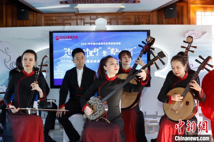 民樂團(tuán)在行走于運河上的一艘畫舫內(nèi)演奏?！?lt;a target='_blank' href='http://www.chinanews.com/'>中新社</a>記者 盛佳鵬 攝