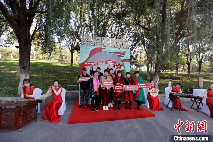 民樂團(tuán)在運河岸邊演奏。圖為民眾紛紛打卡“幸福照相館”?！?lt;a target='_blank' href='http://www.chinanews.com/'>中新社</a>記者 盛佳鵬 攝