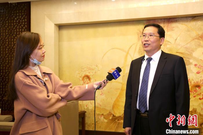 10月17日，“千年運河千里行”暨“愛上大運河”中外媒體采風(fēng)團(tuán)到訪棗莊，棗莊市副市長接受記者采訪。　沙見龍 攝